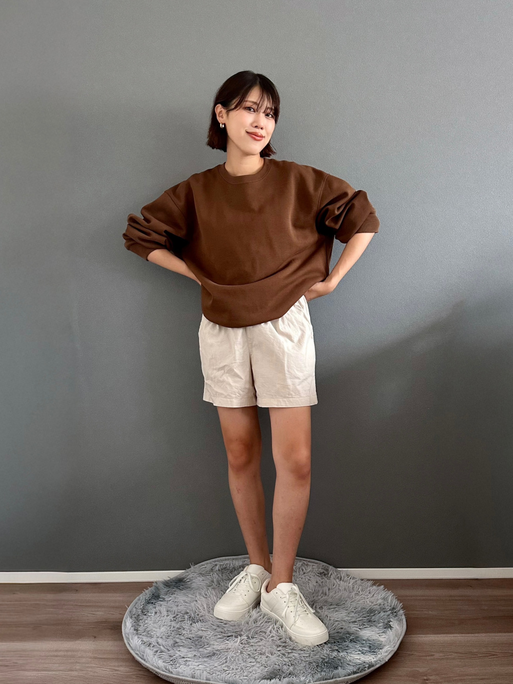 ボートネックノースリーブT、コットンイージーショートパンツ」の着用