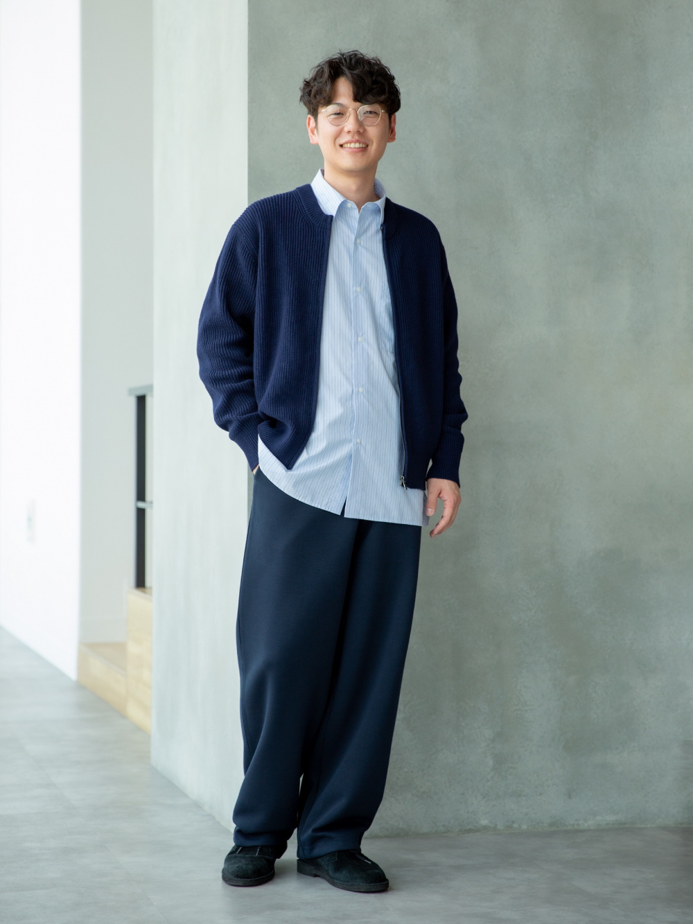 スウェットワイドパンツ、クルーネックフルジップカーディガン」の着用