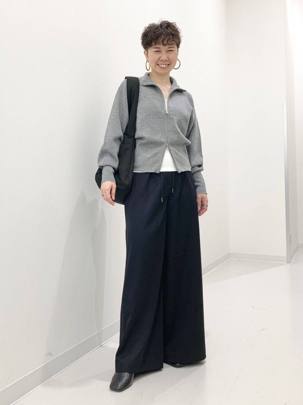 デニムフリルシャツ、ウールワイドパンツ」の着用コーディネート