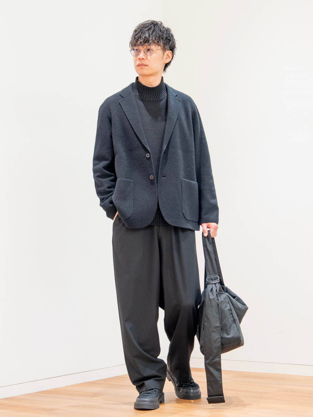 ローゲージハイネックセーター、ニットフルジップジャケット」の着用