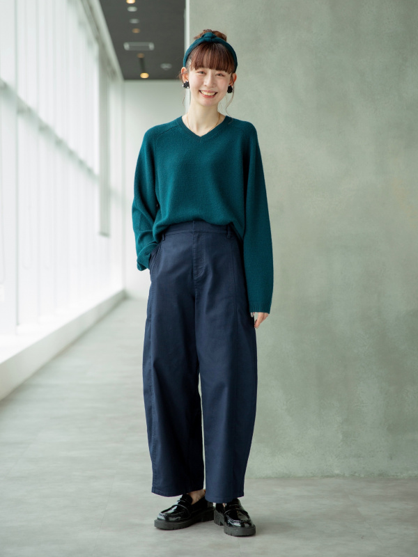 カシミヤリラックスVネックセータースカーフつき（レディース）の着用