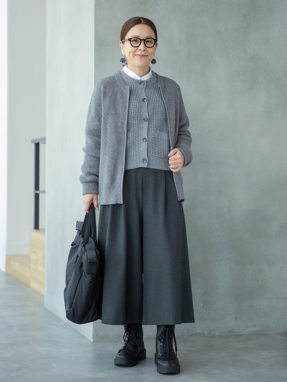 クルーネックT、クルーネックフルジップカーディガン」の着用