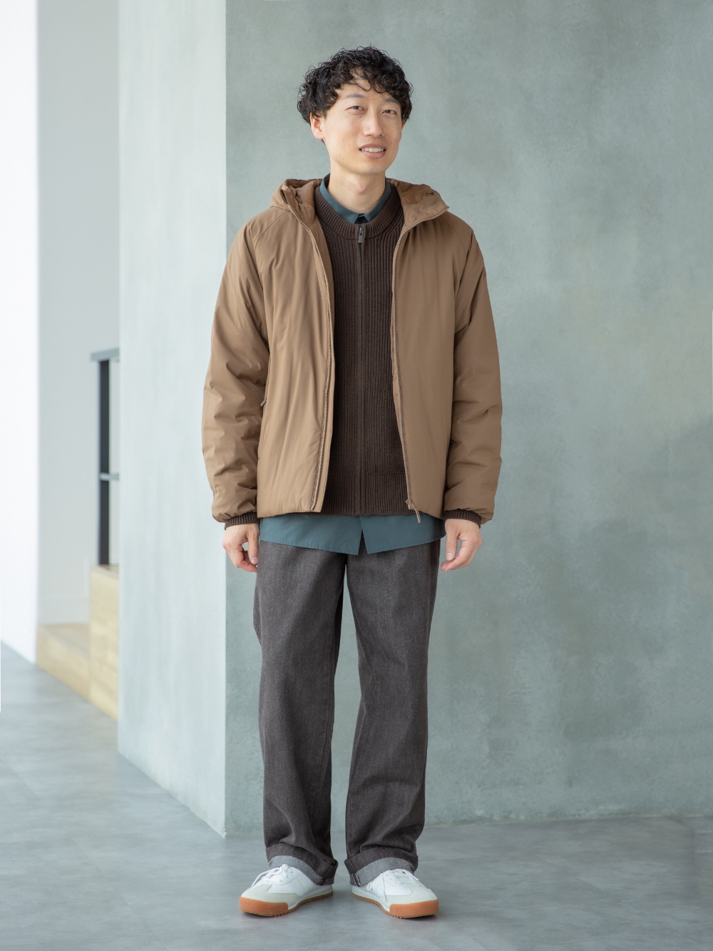 パフテックパーカ、クルーネックフルジップカーディガン」の着用