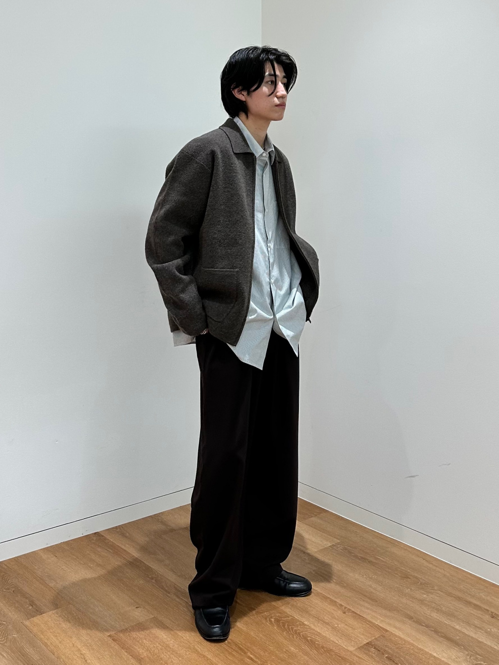 スウェットワイドショーツ、ブロックテックステンカラーコート」の着用