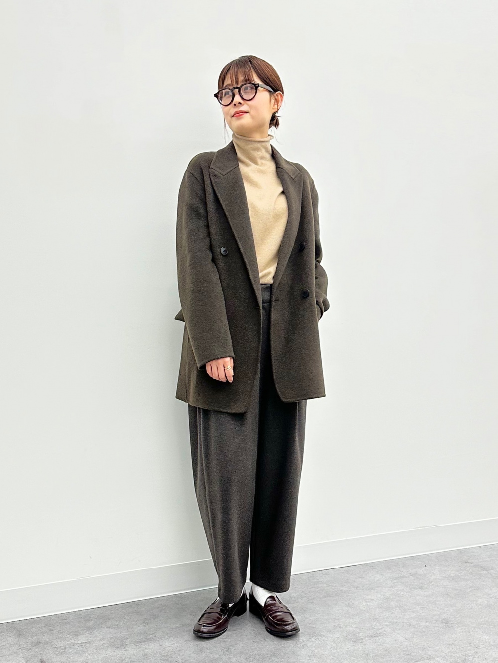 ダブルフェイスジャケット、コットンブレンドフリルシャツ」の着用