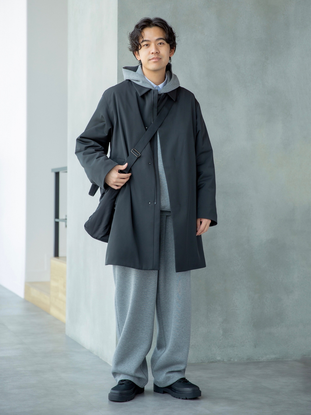 スウェットオーバーサイズプルパーカ、パフテックハーフコート」の着用