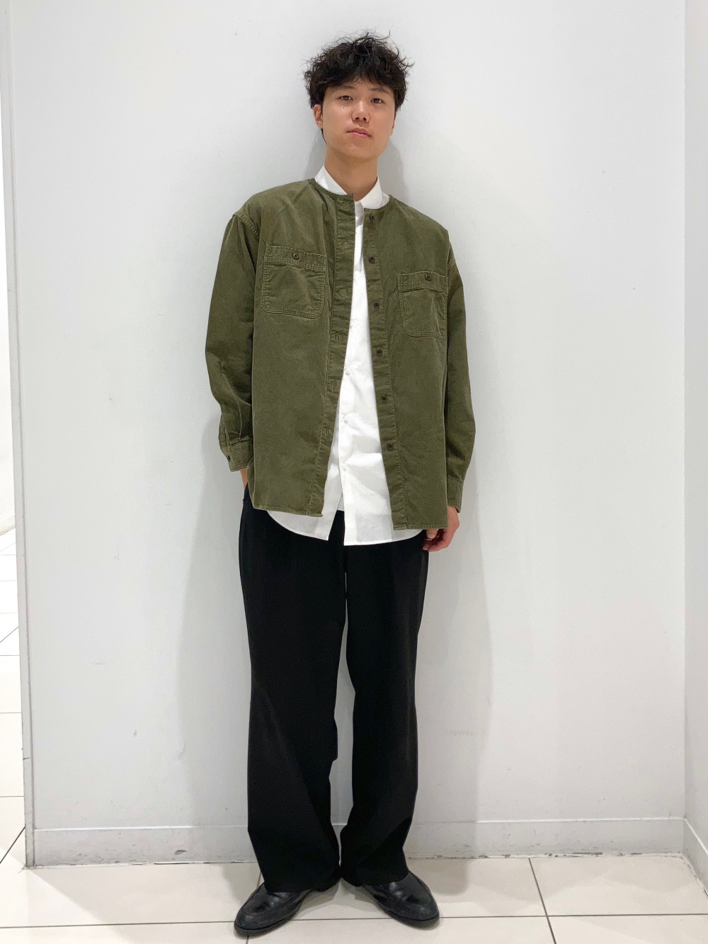 タックワイドパンツ、パフテックキルティングジャケット」の着用