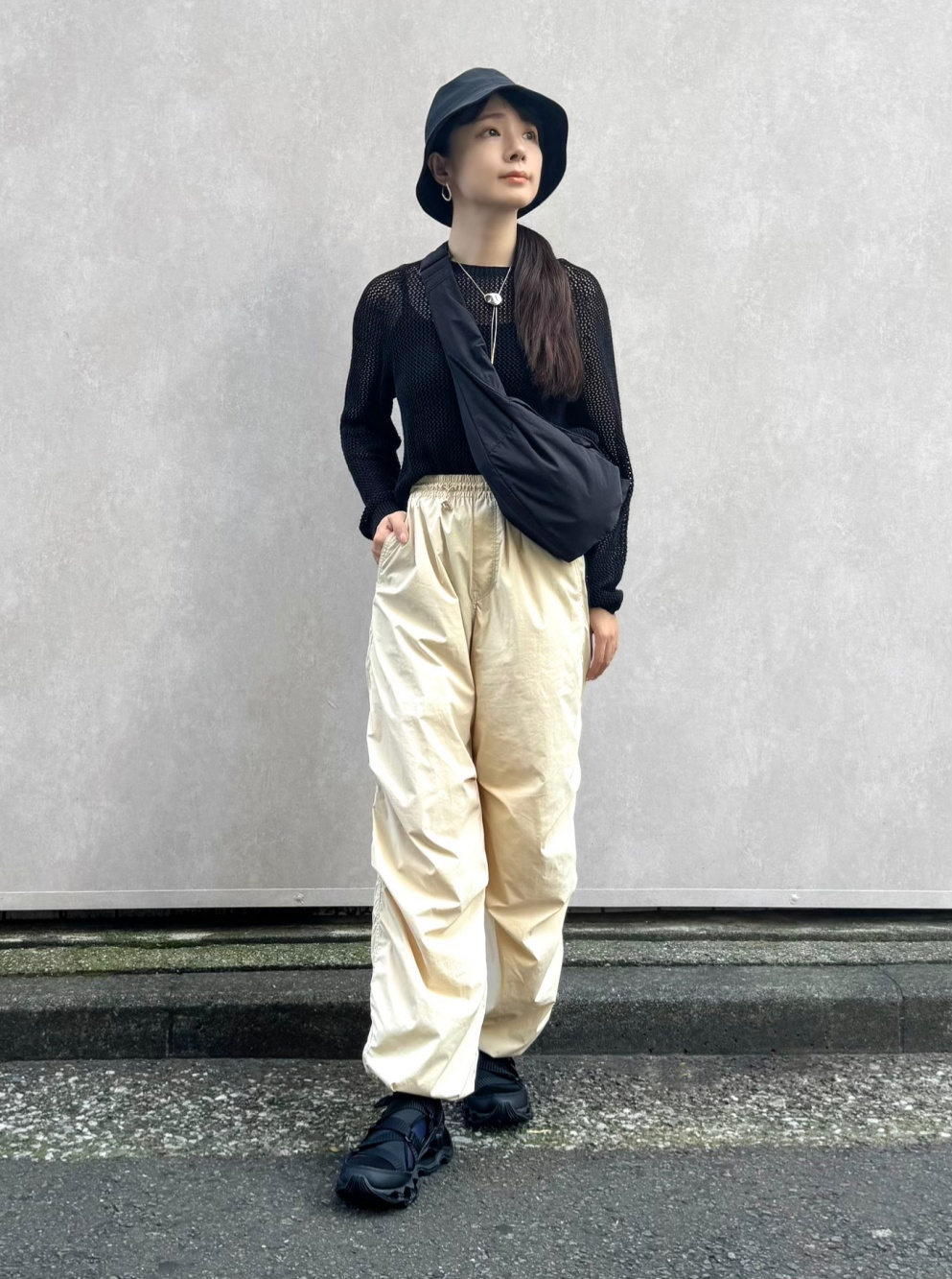 ボリュームスリーブコクーンブルゾン、オープンカラーシャツ」の着用