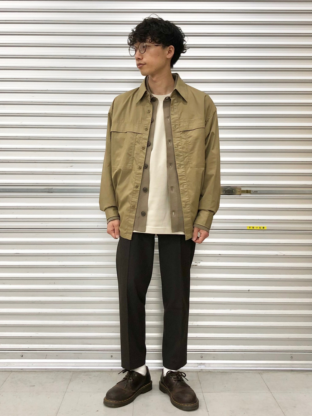 コンフォート2Bジャケット、フランネルシャツ/ボタンダウン」の着用