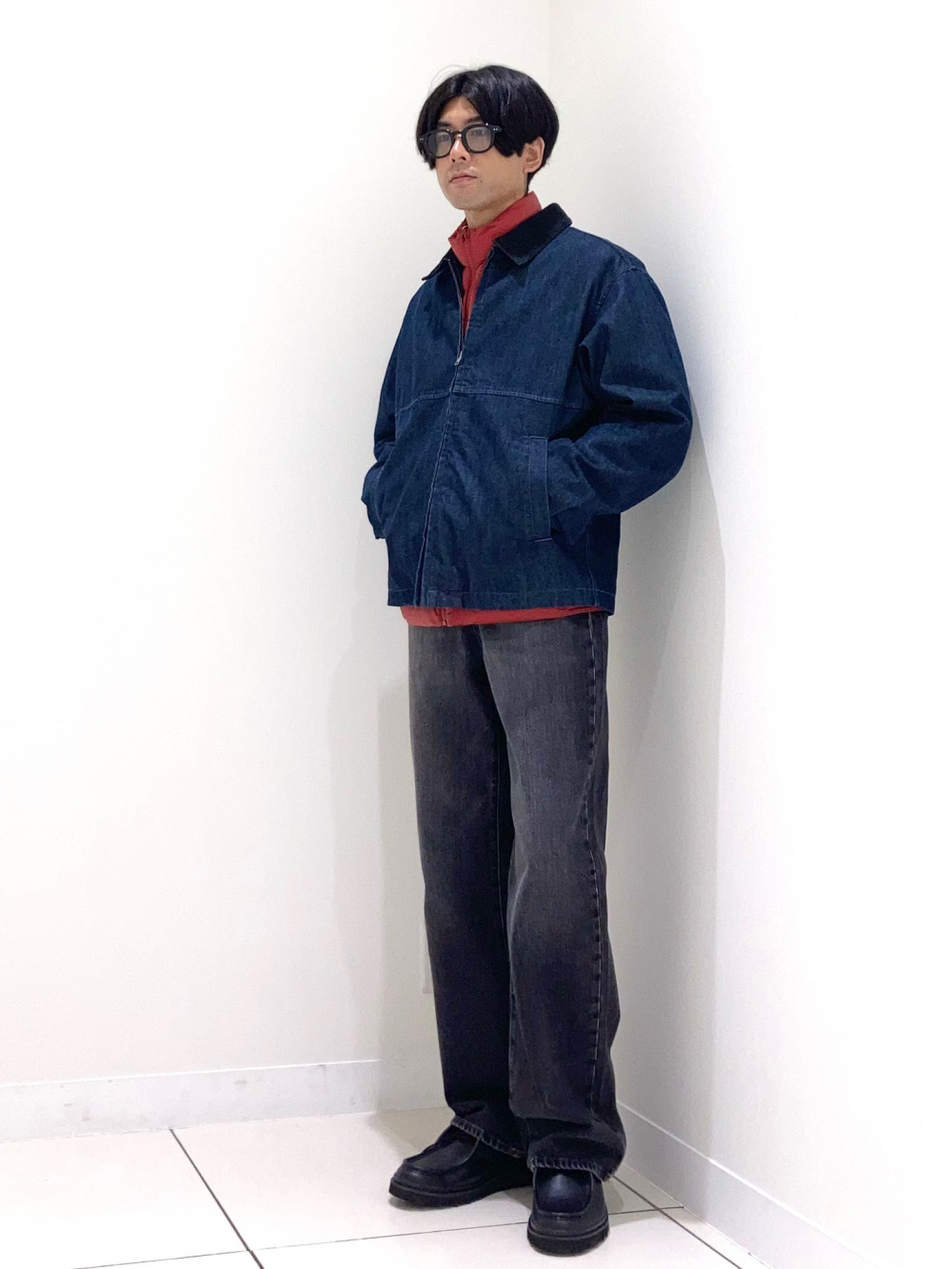 ジップアップショートジャケット、ワイドストレートジーンズ」の着用
