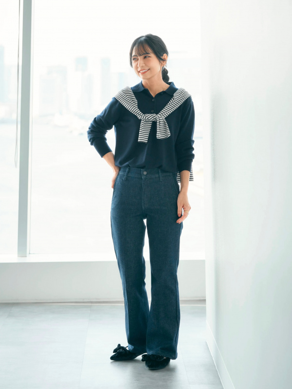 スリムフレアトラウザージーンズ/丈短め（レディース）の着用