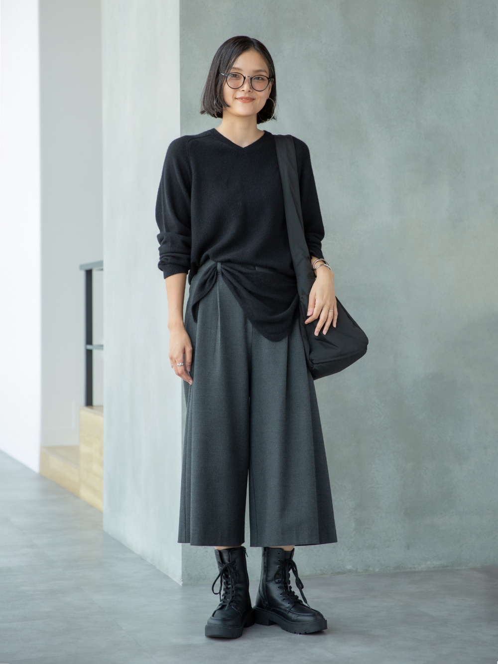 カシミヤリラックスVネックセータースカーフつき、キュロット」の着用