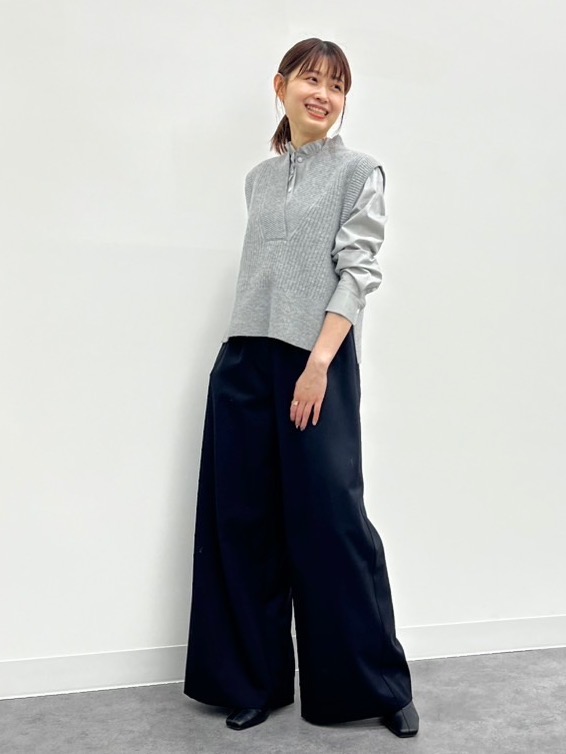 デニムフリルシャツ、ウールワイドパンツ」の着用コーディネート