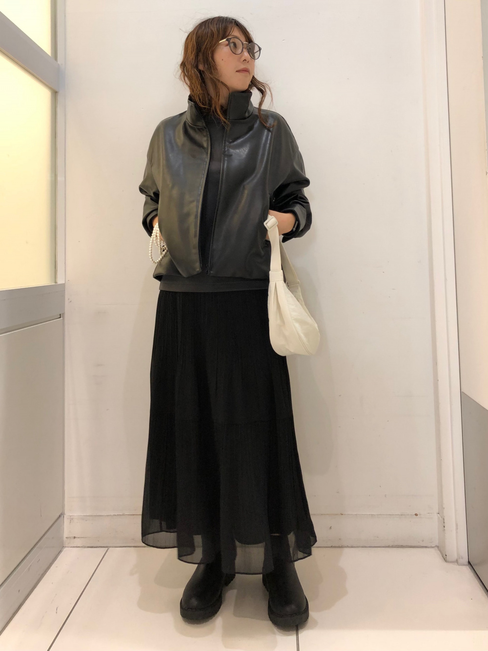 クルーネックT、コーティングオーバーサイズブルゾン」の着用