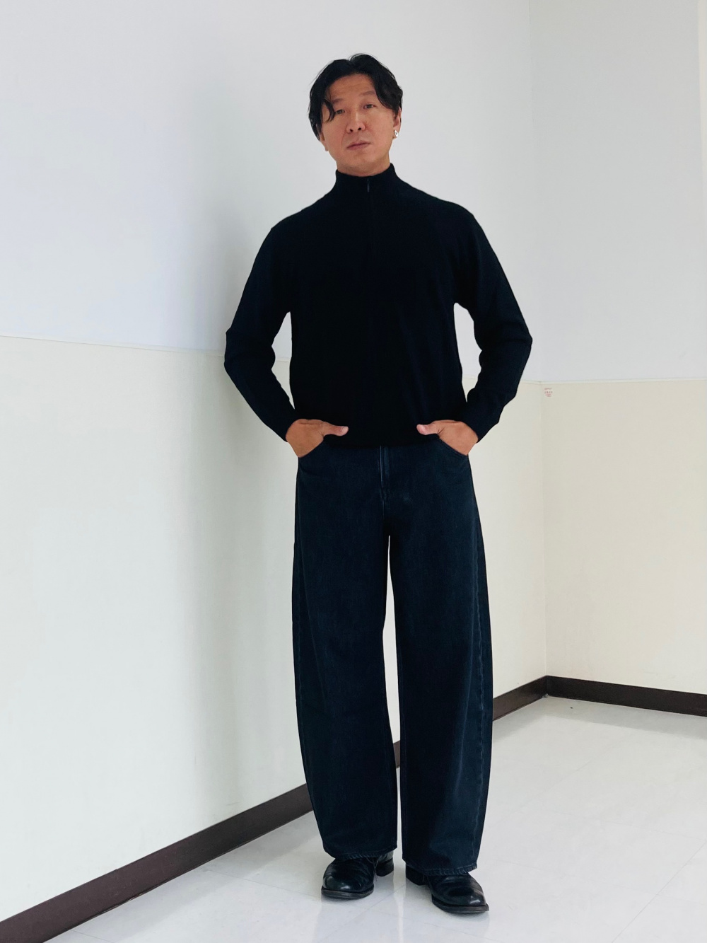 カシミヤハーフジップセーター、コットンチノパンツ」の着用 