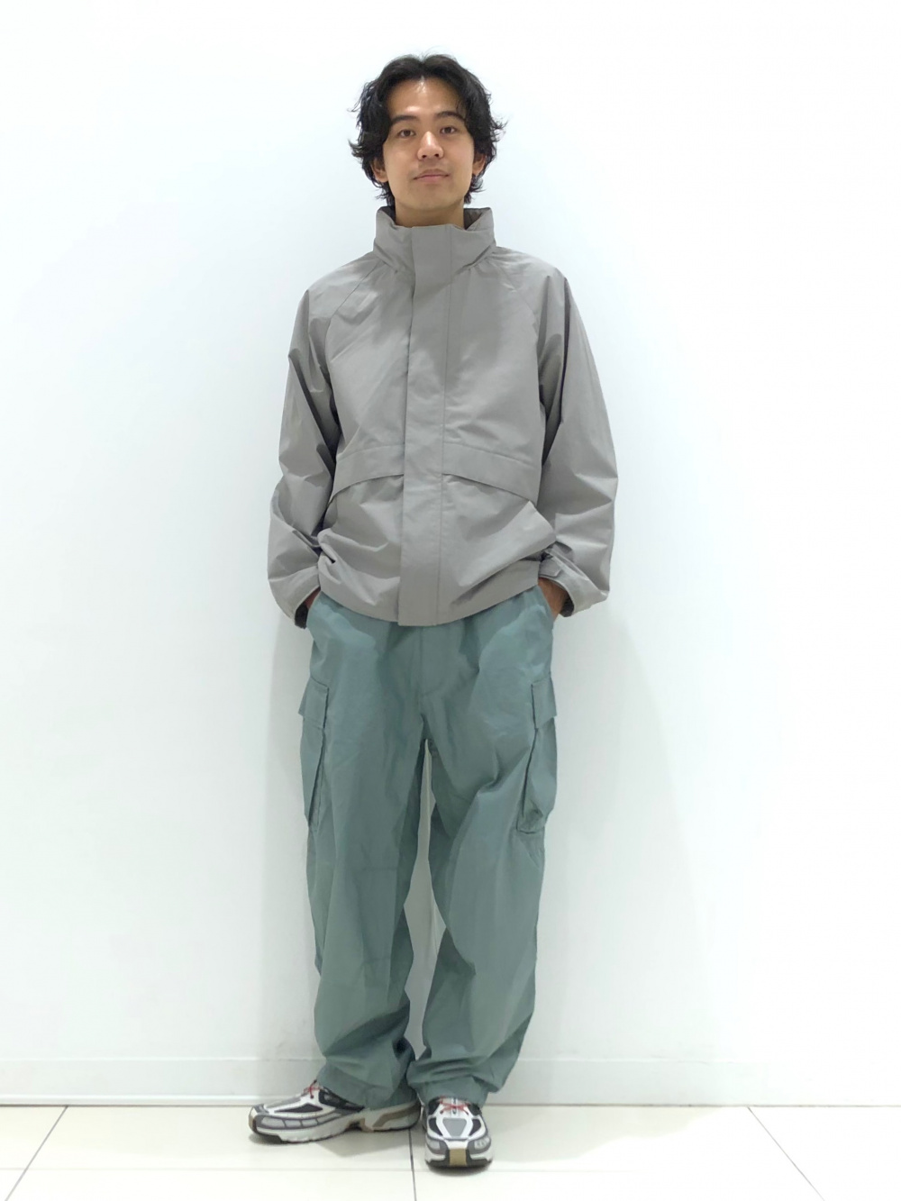 ユニクロC コットンショートブルゾン L + ワイドフィットカーゴパンツ M ジップアップブルゾン、ワイドフィットカーゴパンツ」の着用