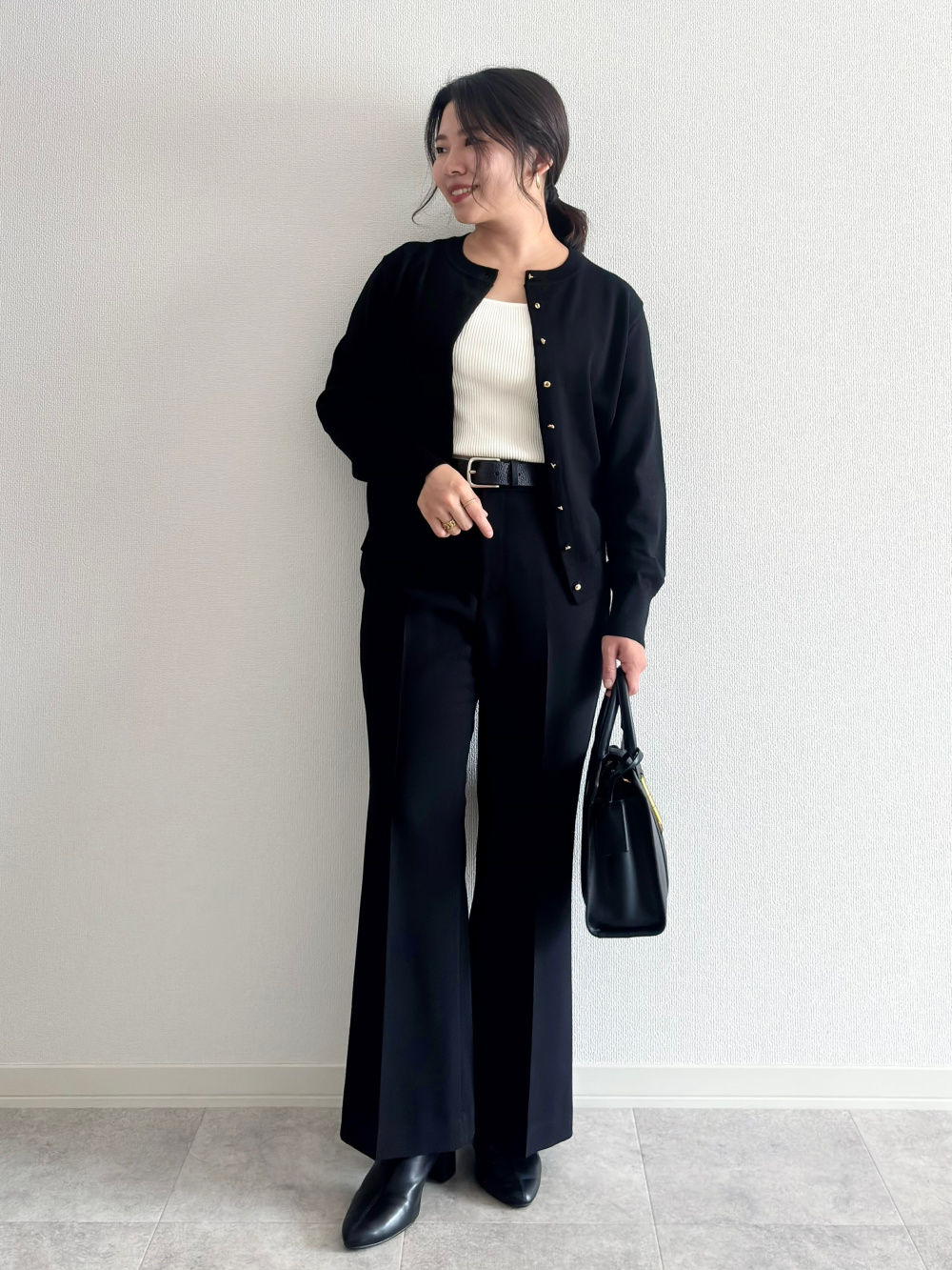 か*新様 UNIQLO スマートフレアパンツ/丈短め　black ２枚セット スマートフレアパンツ/丈短め」の着用コーディネート| ユニクロ公式