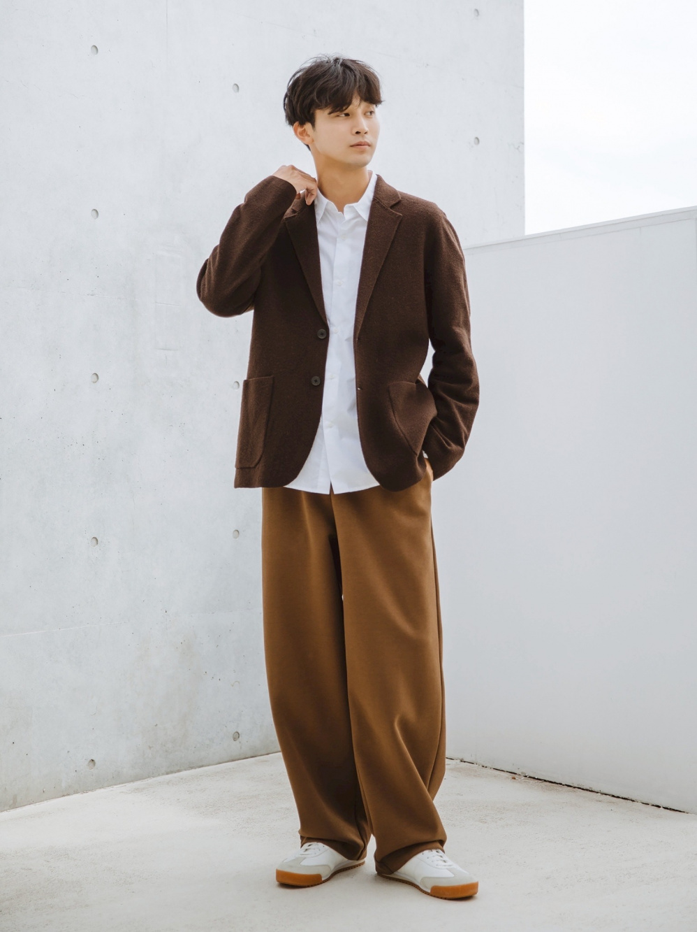 クルーネックフルジップカーディガン、ニットジャケット」の着用