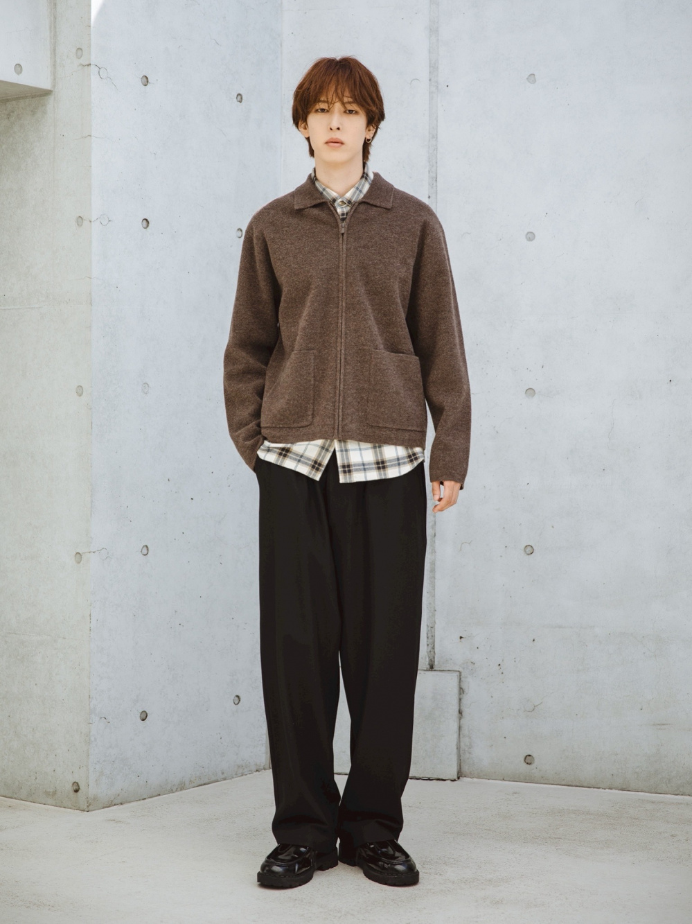 ニットフルジップジャケット、クルーネックセーター半袖」の着用