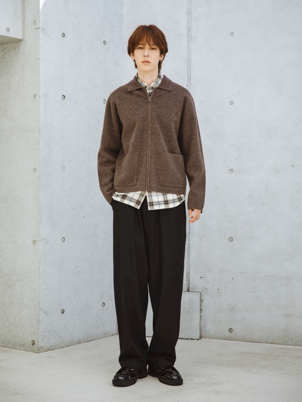 ニットフルジップジャケット、ブロードシャツ/ストライプ」の着用