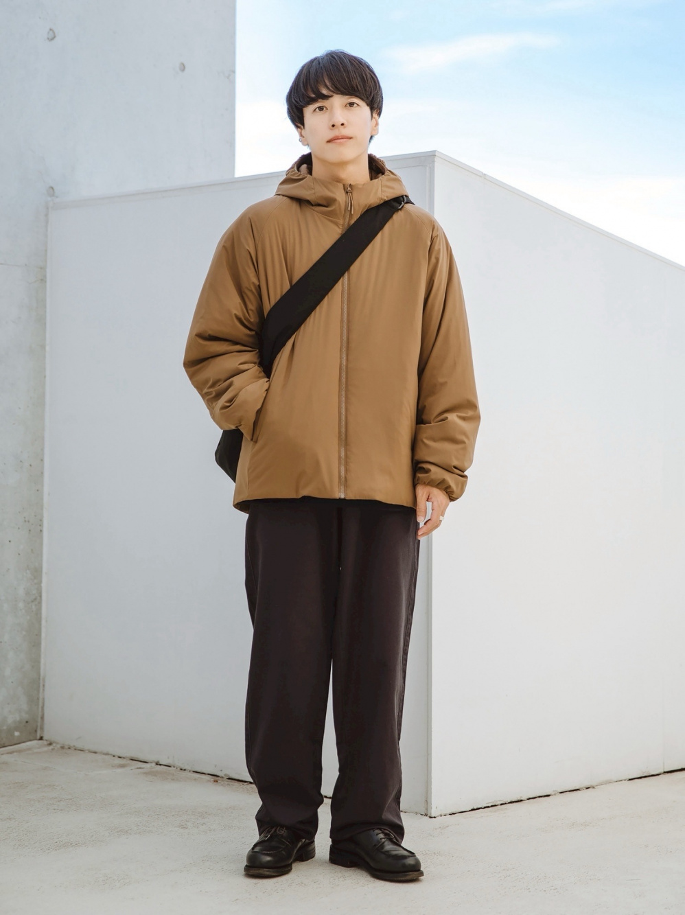 パフテックパーカ、オーバーサイズスウェットシャツ」の着用