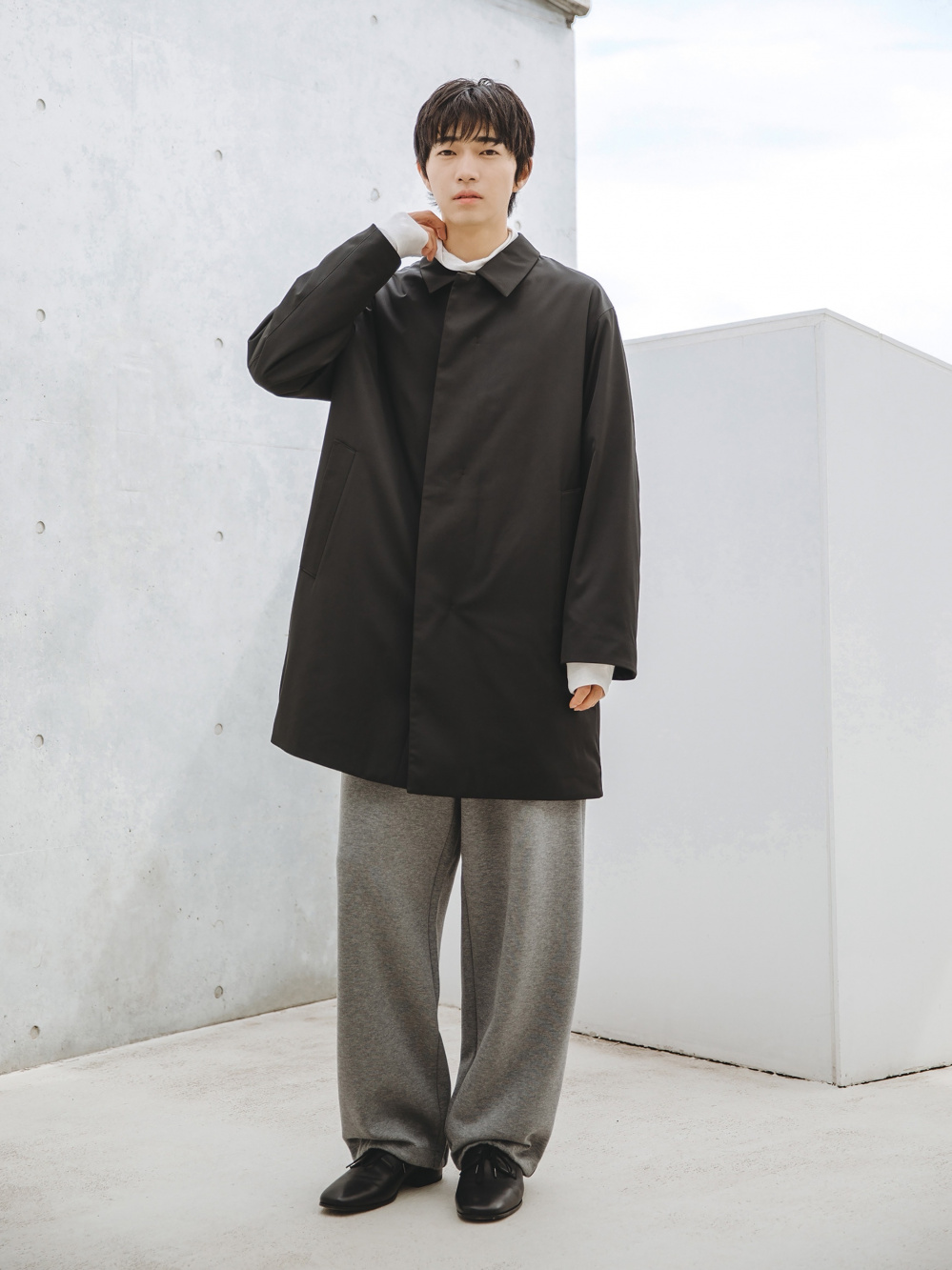 スウェットオーバーサイズプルパーカ、パフテックハーフコート」の着用