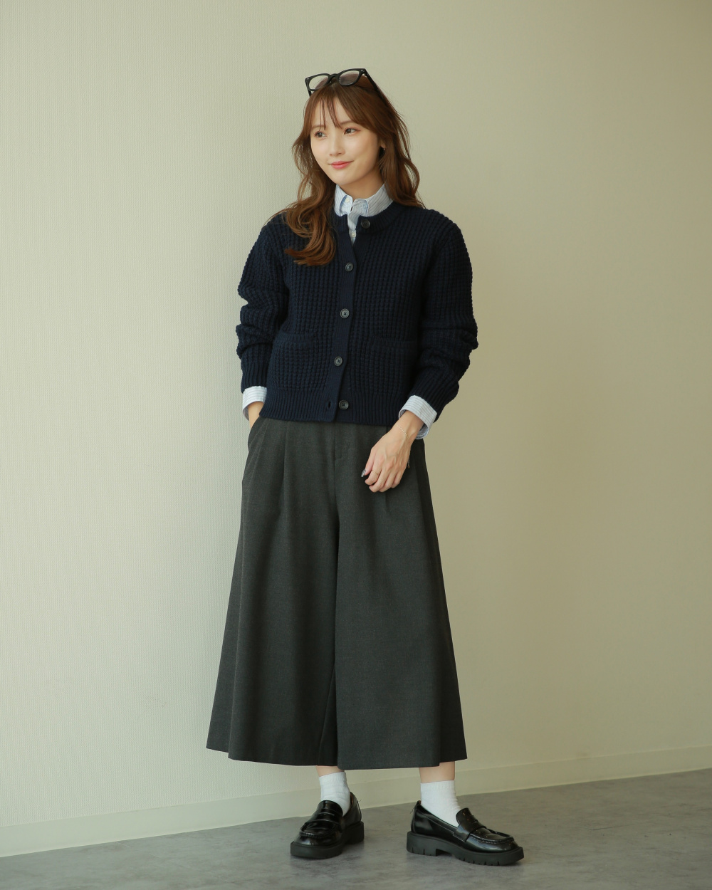 カシミヤリラックスVネックセータースカーフつき、キュロット」の着用