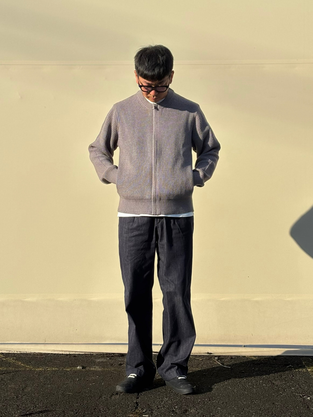 クルーネックフルジップカーディガン、タックストレートパンツ／デニム