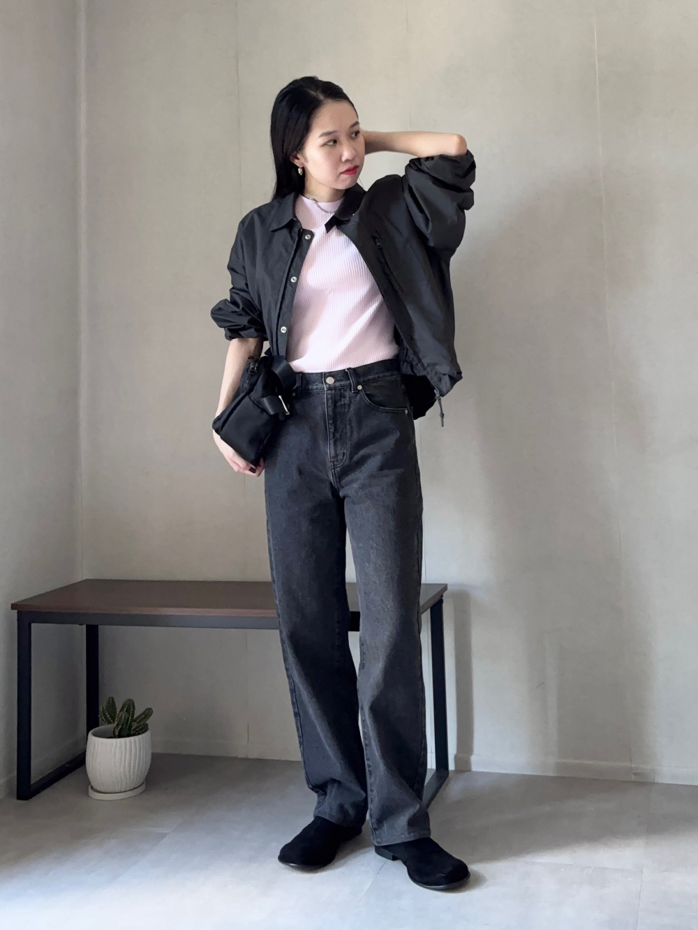 ボリュームスリーブコクーンブルゾン、ニットポロシャツ」の着用