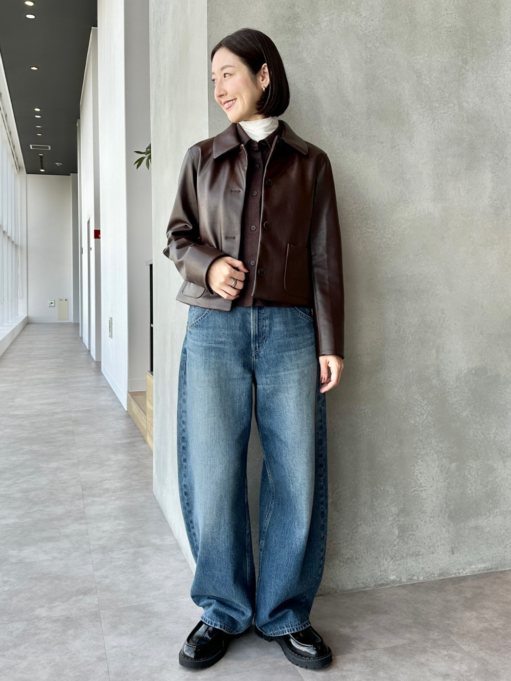 コーティングショートジャケット、フランネルボクシーシャツ」の着用