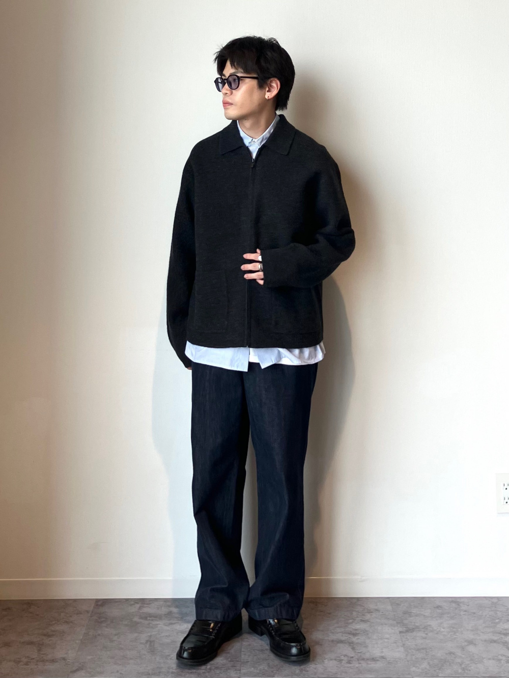 ローゲージハイネックセーター、ニットフルジップジャケット」の着用