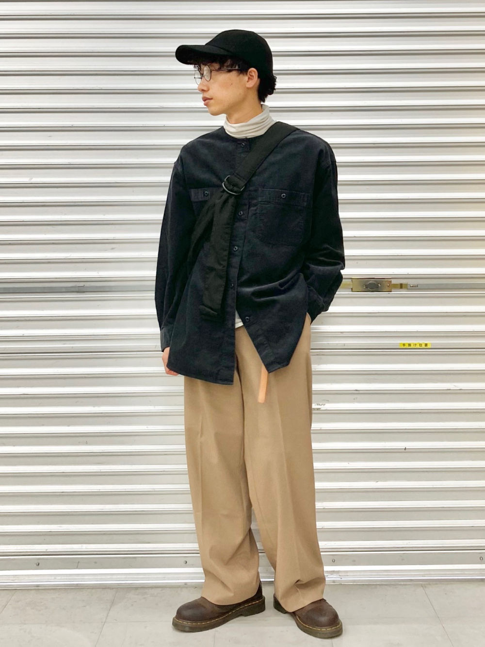 タックワイドパンツ、パフテックキルティングジャケット」の着用