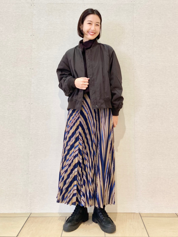 カシミヤリラックスVネックセータースカーフつき（レディース）の着用