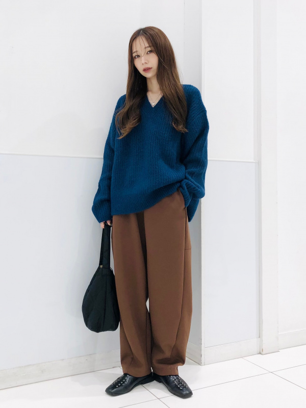 ドライスウェットカーブパンツ、フラッフィVネックセーターの