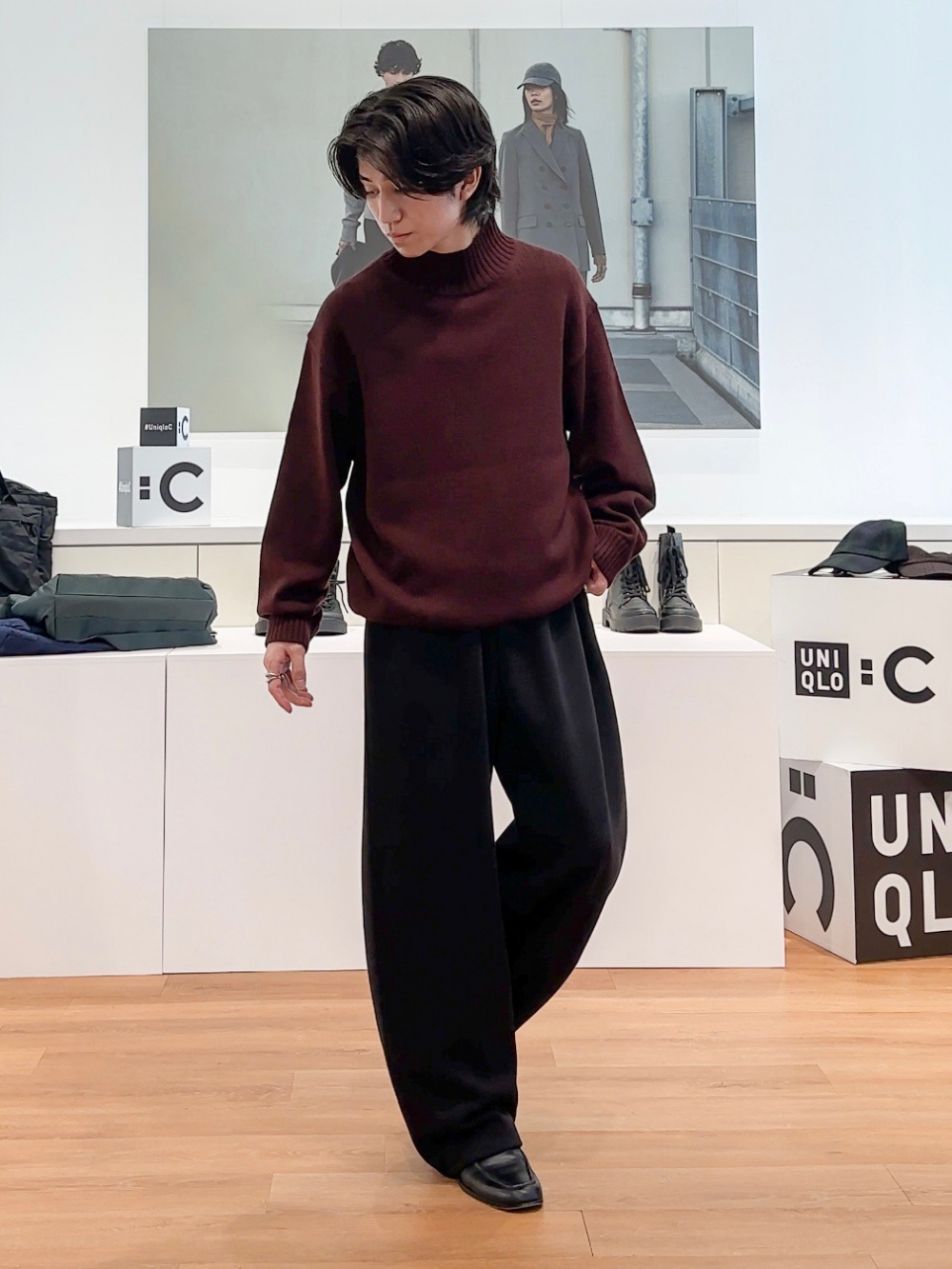 パフテックパーカ、ローゲージハイネックセーター」の着用
