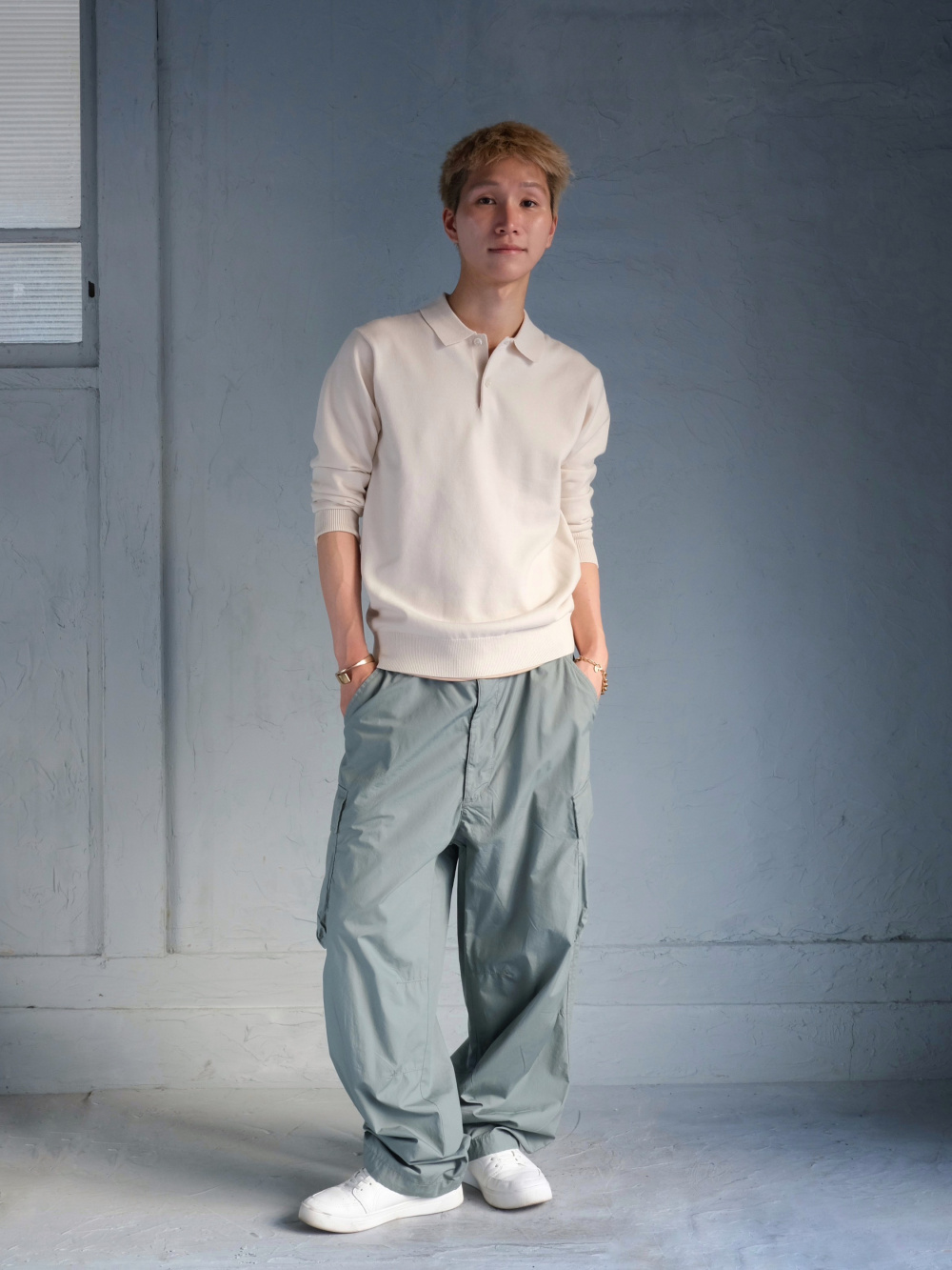 コットンショートブルゾン、ワイドフィットカーゴパンツ」の着用