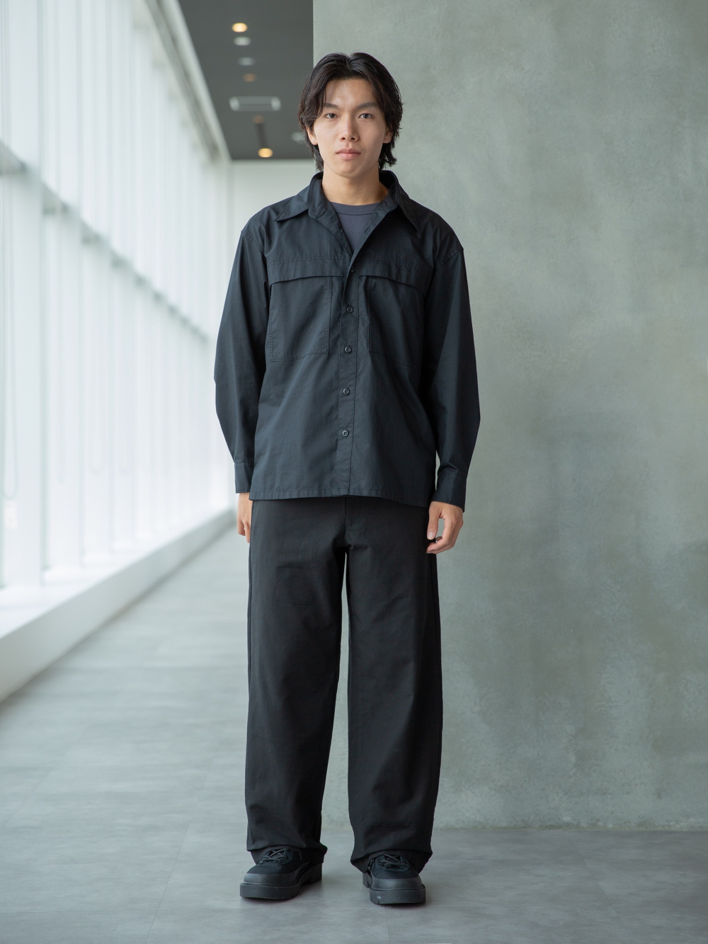 パフテックショートブルゾン、コットンシャツ」の着用