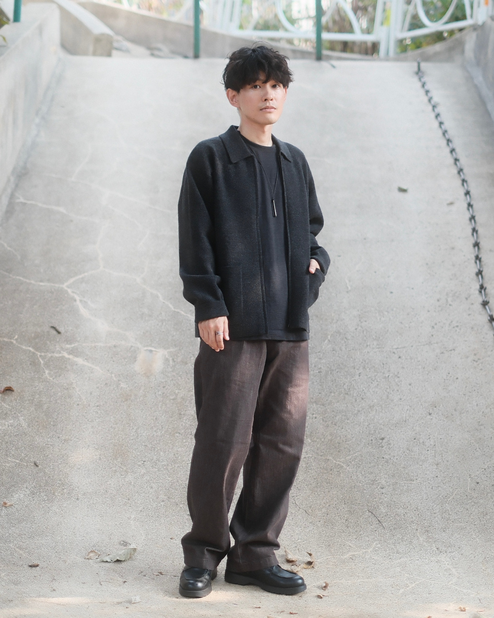 ニットフルジップジャケット、タックストレートパンツ／デニム」の着用