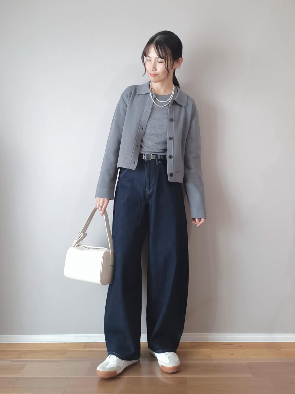 カシミヤクルーネックショートカーディガン、イージーワイドパンツ」の