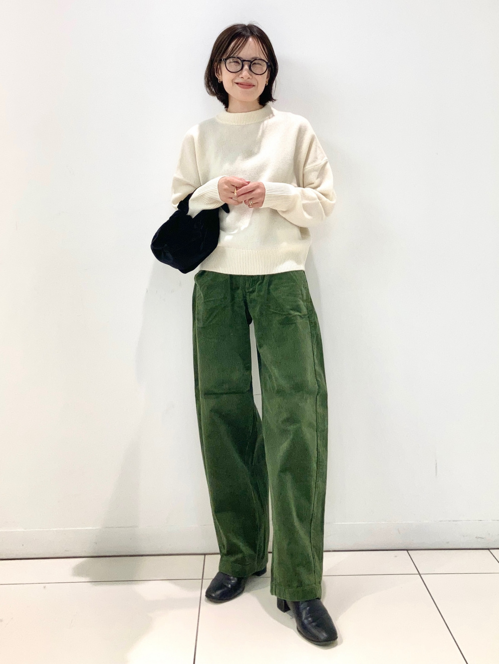 ウールブレンドポロセーター、コーデュロイカーブパンツ」の着用