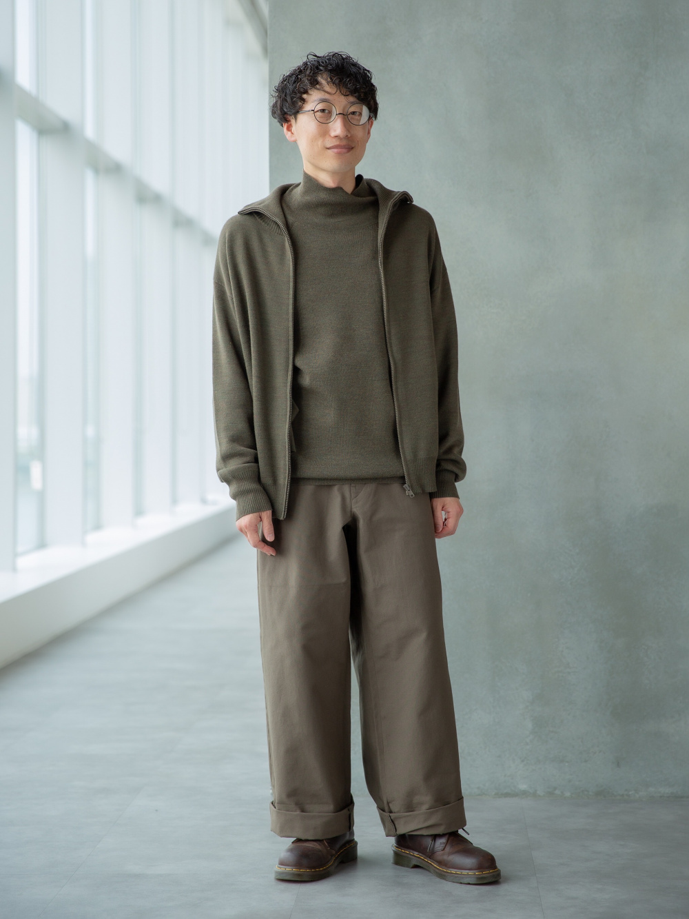 オーバーサイズカラーデニムジャケット、ハイネックセーター」の