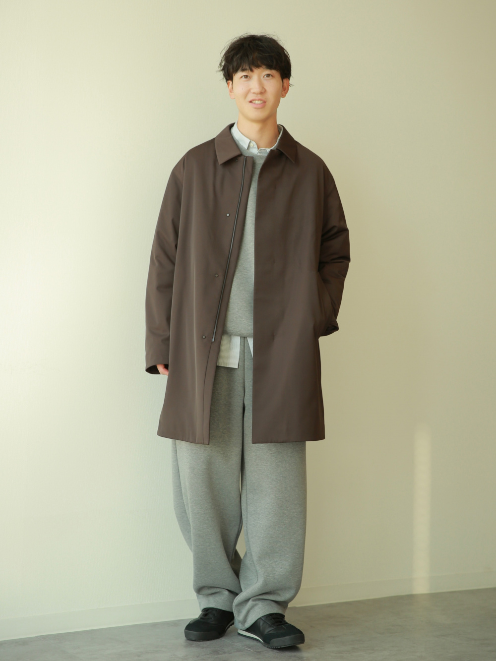 スウェットワイドパンツ、パフテックハーフコート」の着用