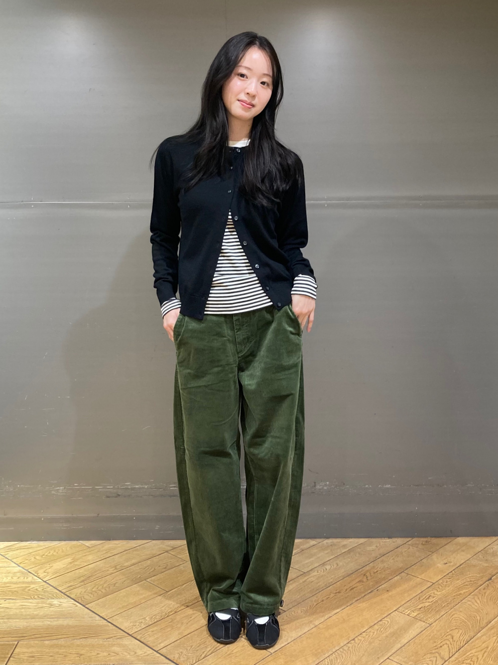 ラムモックネックセーター、コーデュロイカーブパンツ」の着用