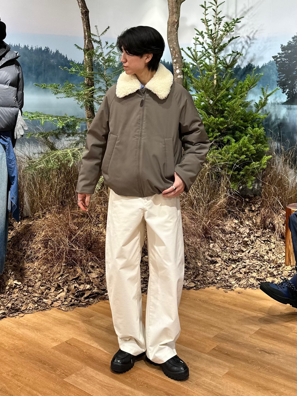 パフテックジャケット、ジャージーバレルレッグパンツ」の着用