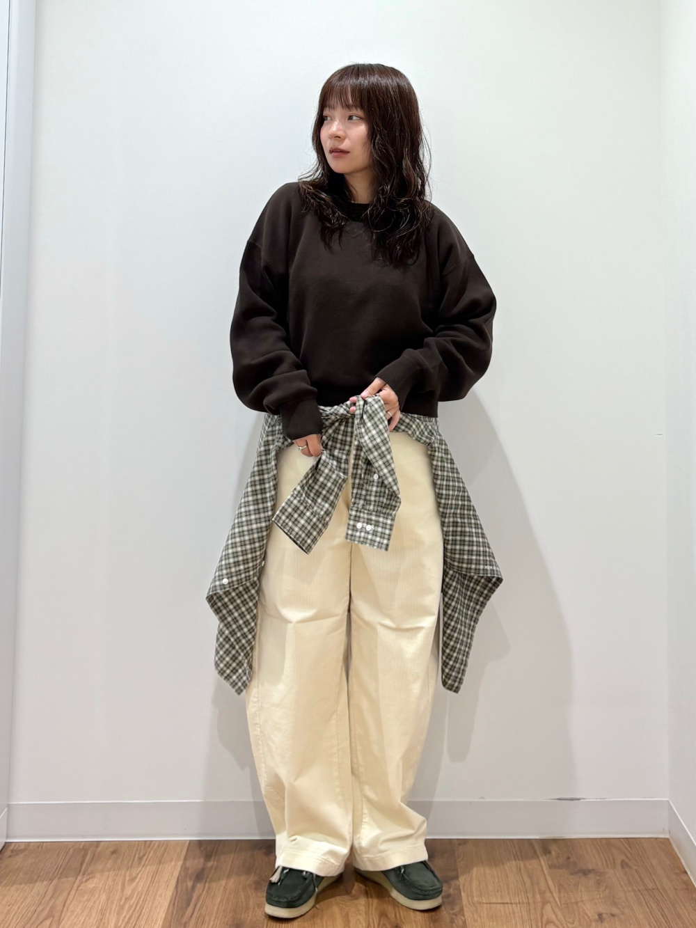 スムースコットンクルーネックセーター、コーデュロイカーブパンツ」の