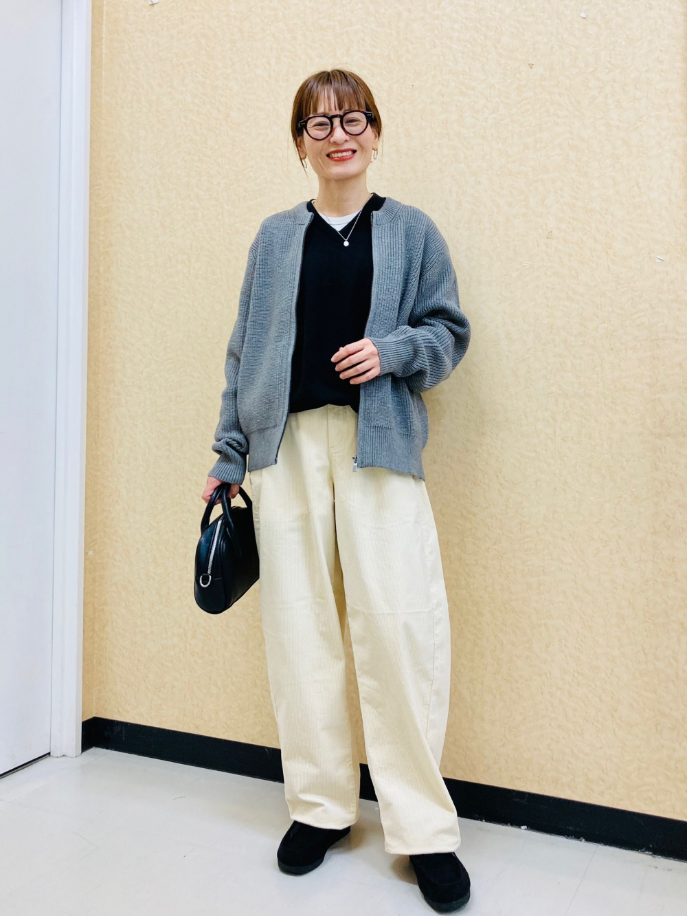 クルーネックT、クルーネックフルジップカーディガン」の着用