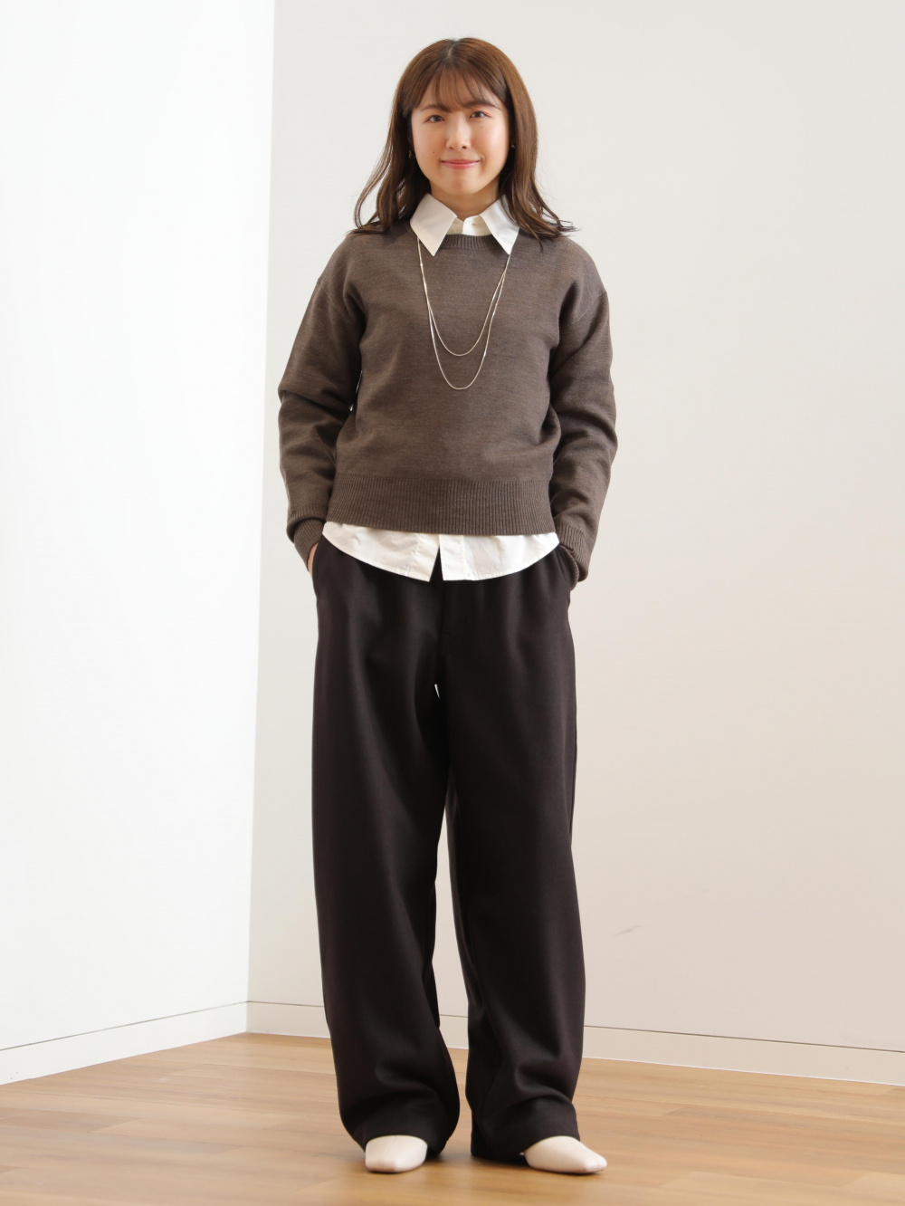 ブラッシュドスウェットワイドパンツ、コットンシャツ」の着用
