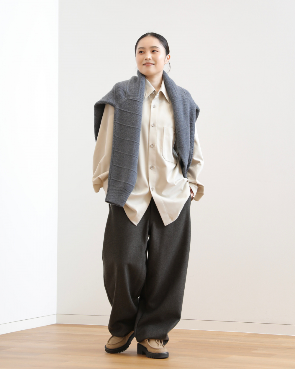 ブラッシュドスウェットワイドパンツ、ステンカラーロングコート」の