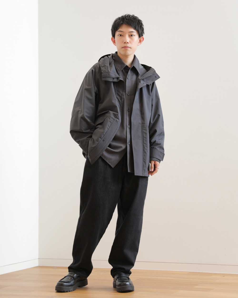 ブロックテックユーティリティパーカ、カーブパンツ」の着用