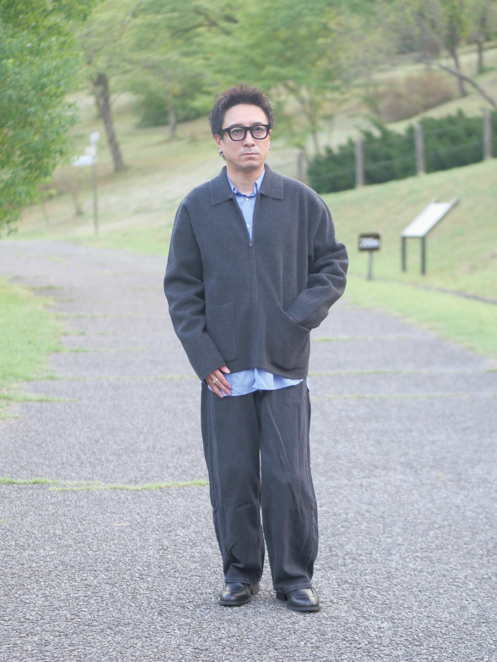 ニットフルジップジャケット、ブロードシャツ/ストライプ」の着用